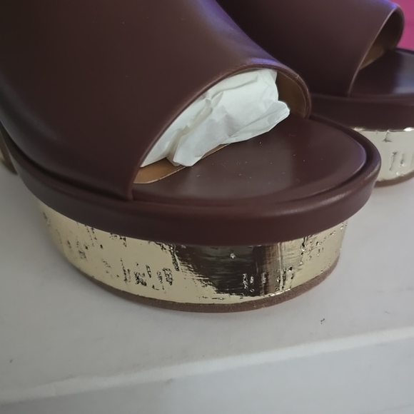 New In Box Chloe Brown Leather Mules with Gold Platform - Picture 3 of 8